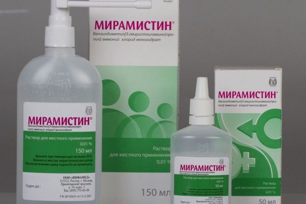 На фото – Мирамистин, являющийся популярным антисептическим препаратом для полоскания горла На фото – Мирамистин, являющийся популярным антисептическим препаратом для полоскания горла