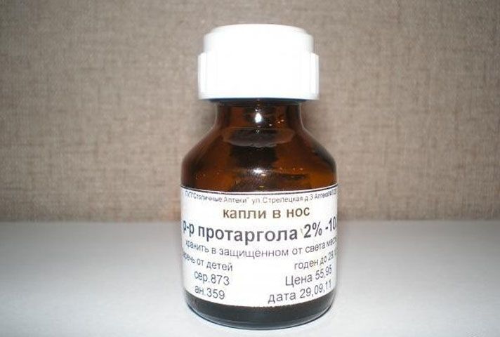 На фото – Протаргол. Это мощное антисептическое и подсушивающее средство на основе ионов серебра. Так как срок его хранения всего несколько дней, купить его можно только в аптеках с рецептурным отделом. На фото – Протаргол. Это мощное антисептическое и подсушивающее средство на основе ионов серебра. Так как срок его хранения всего несколько дней, купить его можно только в аптеках с рецептурным отделом.